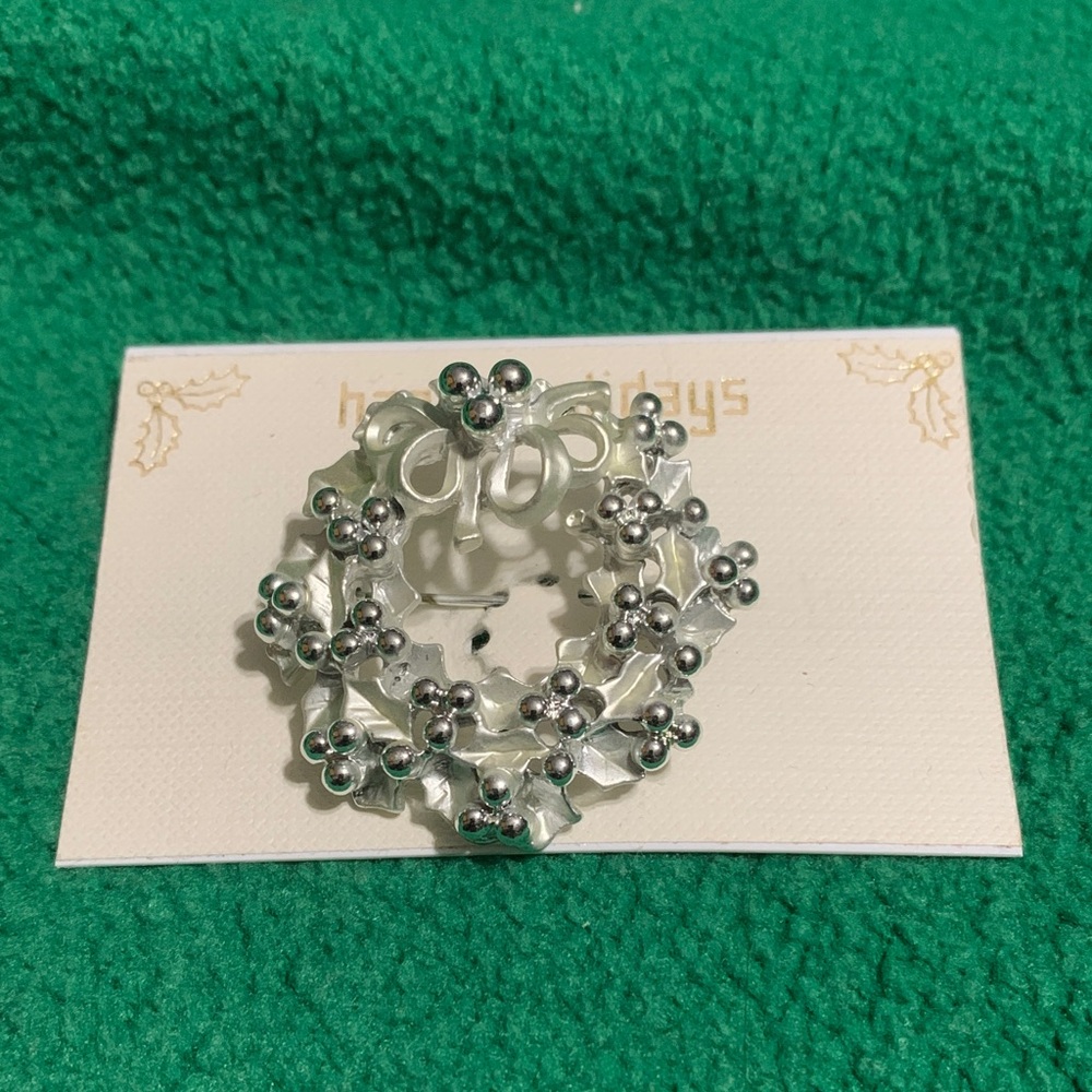 Elegant Wreath Brooch🆕🎄